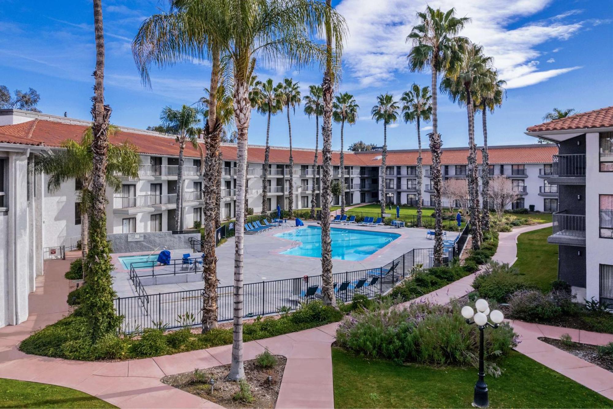 Doubletree By Hilton Bakersfield Hotel Eksteriør billede